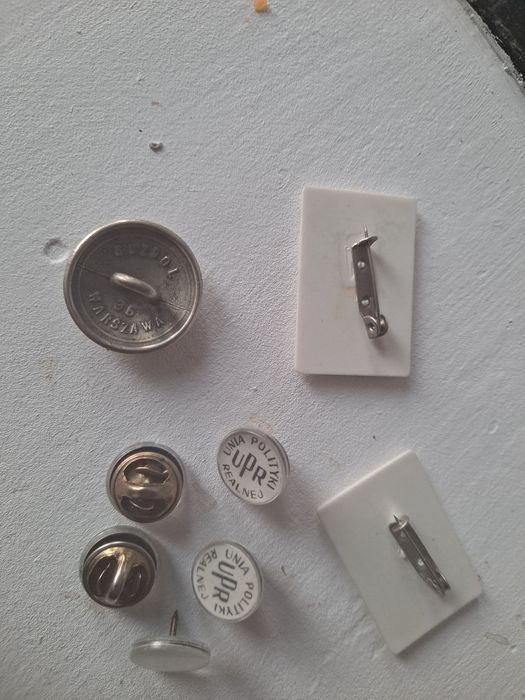 Duża agrafka,guziki itp