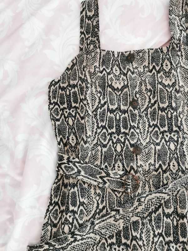 Sukienka na ramiączkach z materiałem imitującym skórę węża
