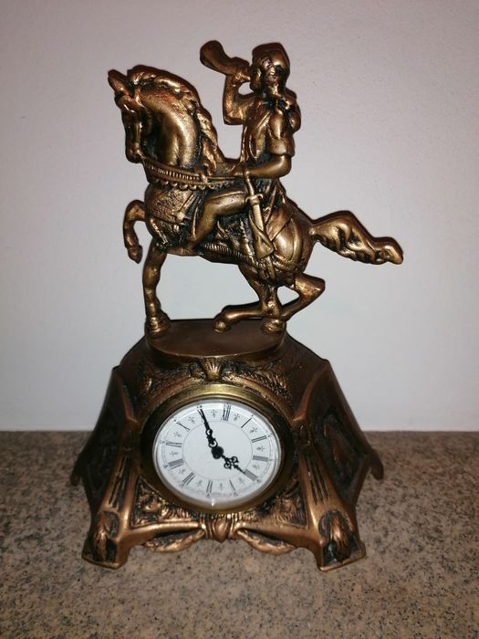 Relógio antigo em metal