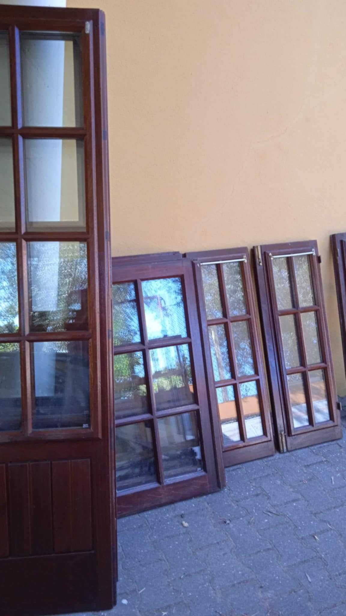 Portas e Janelas em madeira envernizada. Muito bom estado.