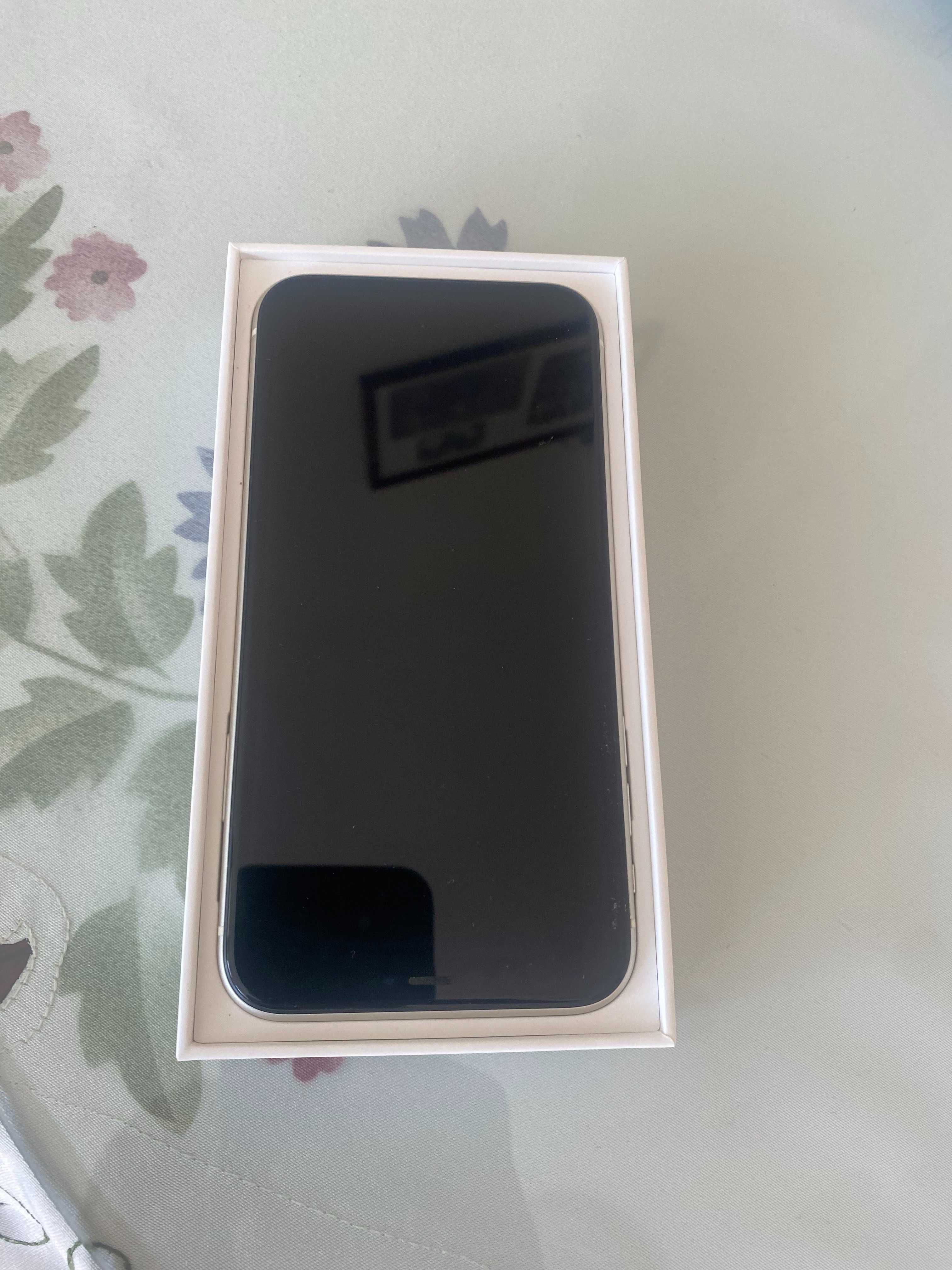 Sprzedam białego iPhone z 2022r stan idealny.