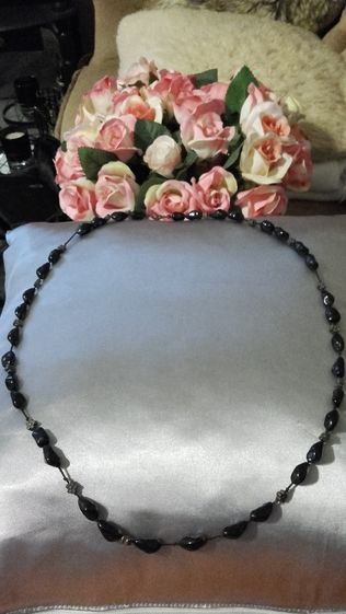 Czarne korale z biżuteryjnymi kwiatkami Monnari unikatowe