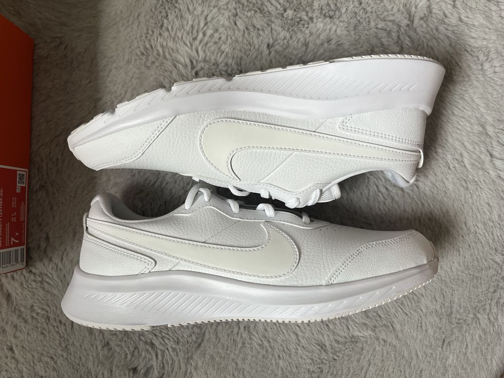 Białe sneakersy Nike varsity leather