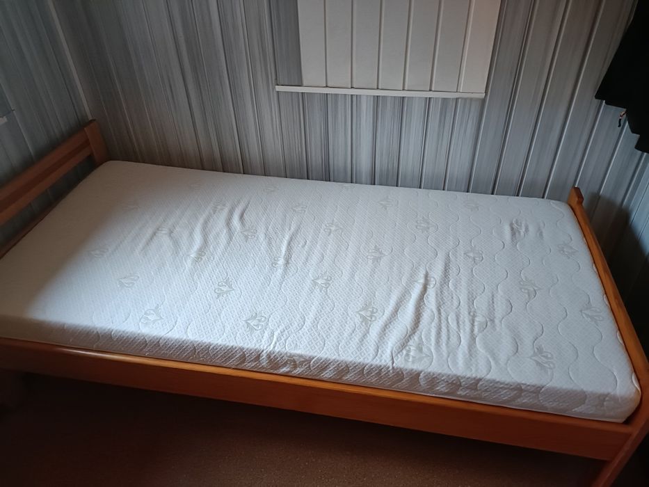 Łóżko z materacem 90x200