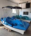 Rower wodny z daszkiem.