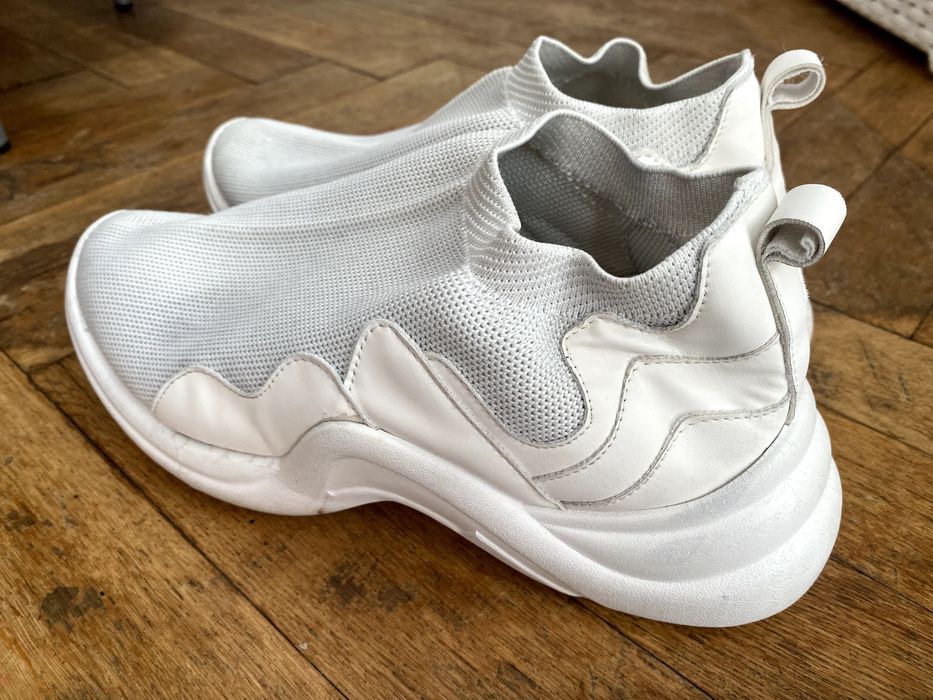 Białe buty sportowe typu skarpetka