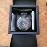 SO33M100 Omega x Swatch Księżyc: Tekstura Księżyca na Tarczy