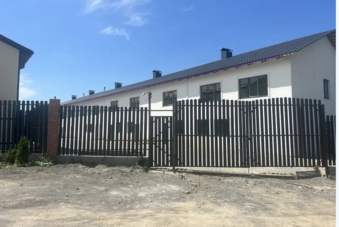 Продаж котеджу з власним двором і мангалом