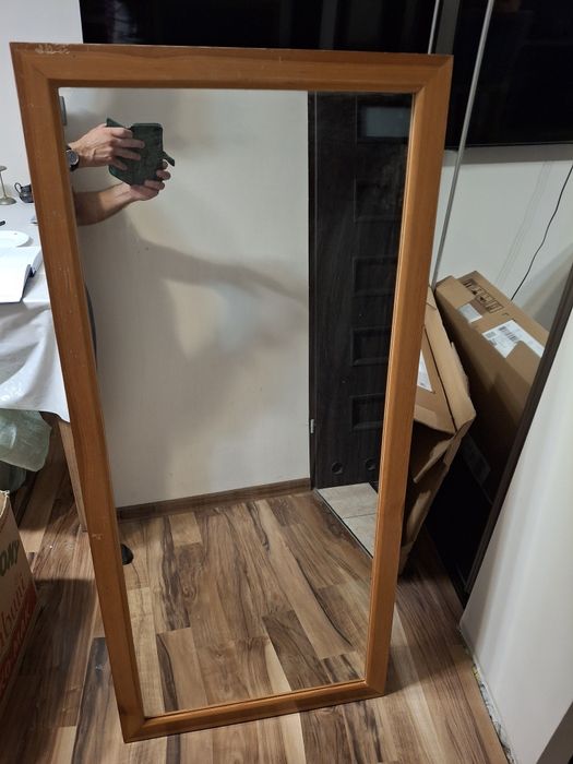 Lustro w drewnianej ramie