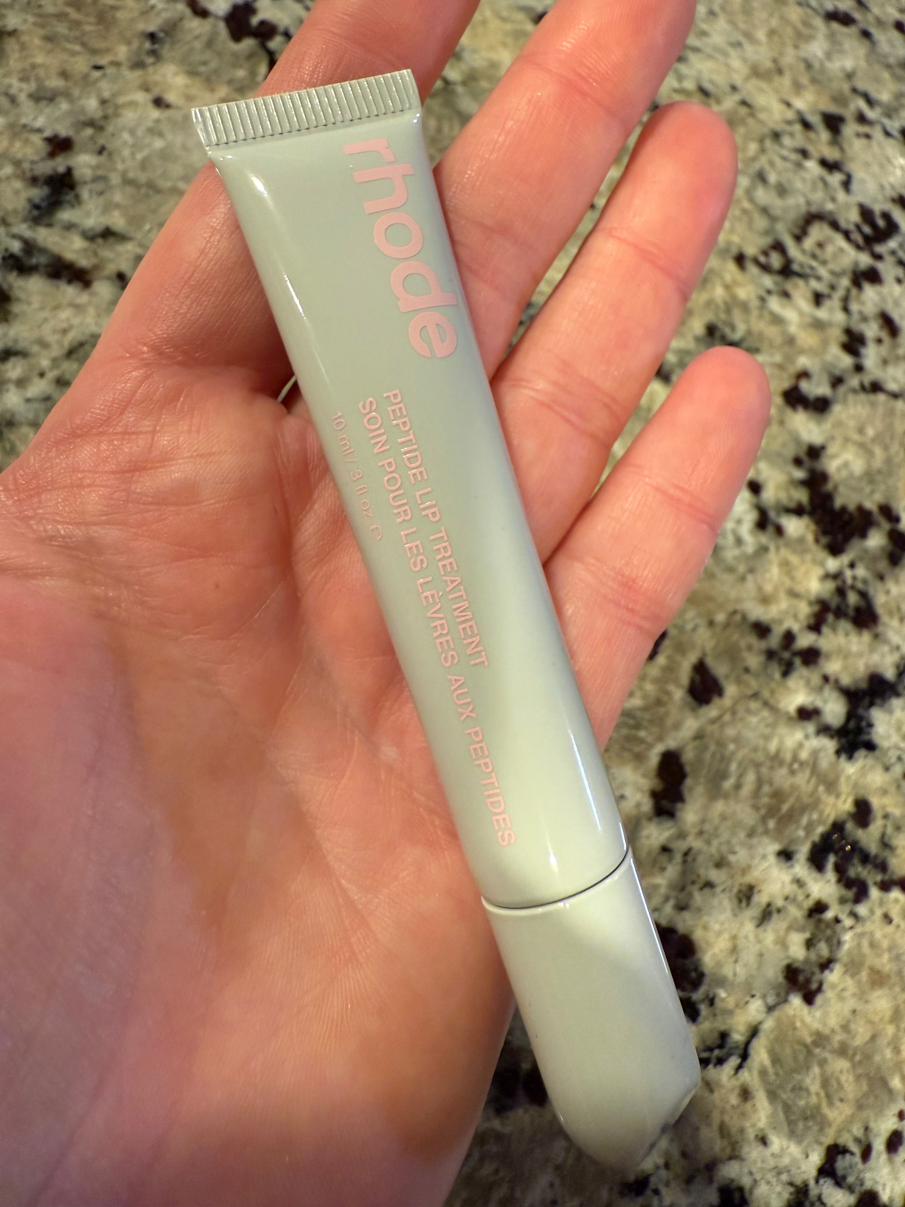 Błyszczyk Peptide Lip Tint / Peptide Lip Treatment firmy RHODE