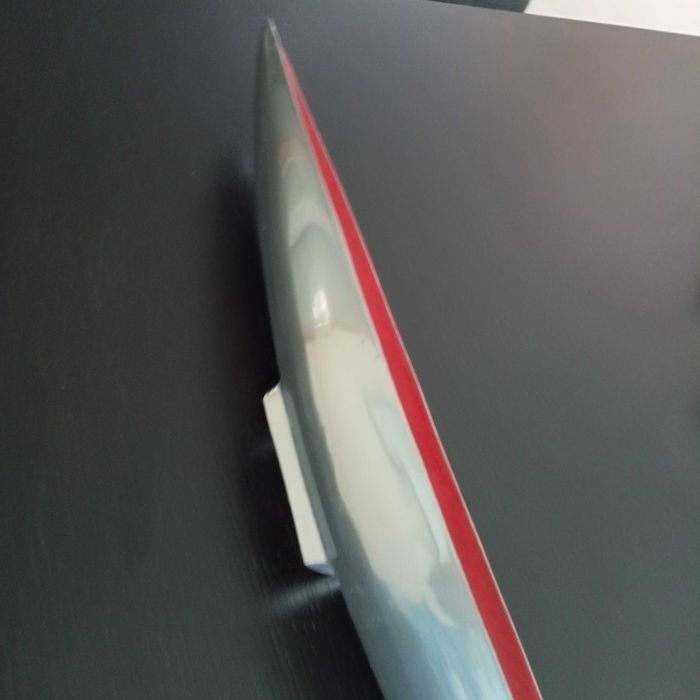 Peça decorativa prateada e vermelho com 65 cm de comprimento