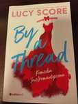 Lucy Score - By a thread. Komedia (nie)-romabtyczna. Nowa- nieczytana.