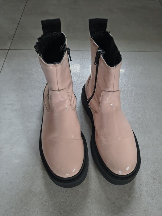 Botki typu Chelsea z lakierowanym wykonczeniem 33 (20,9)