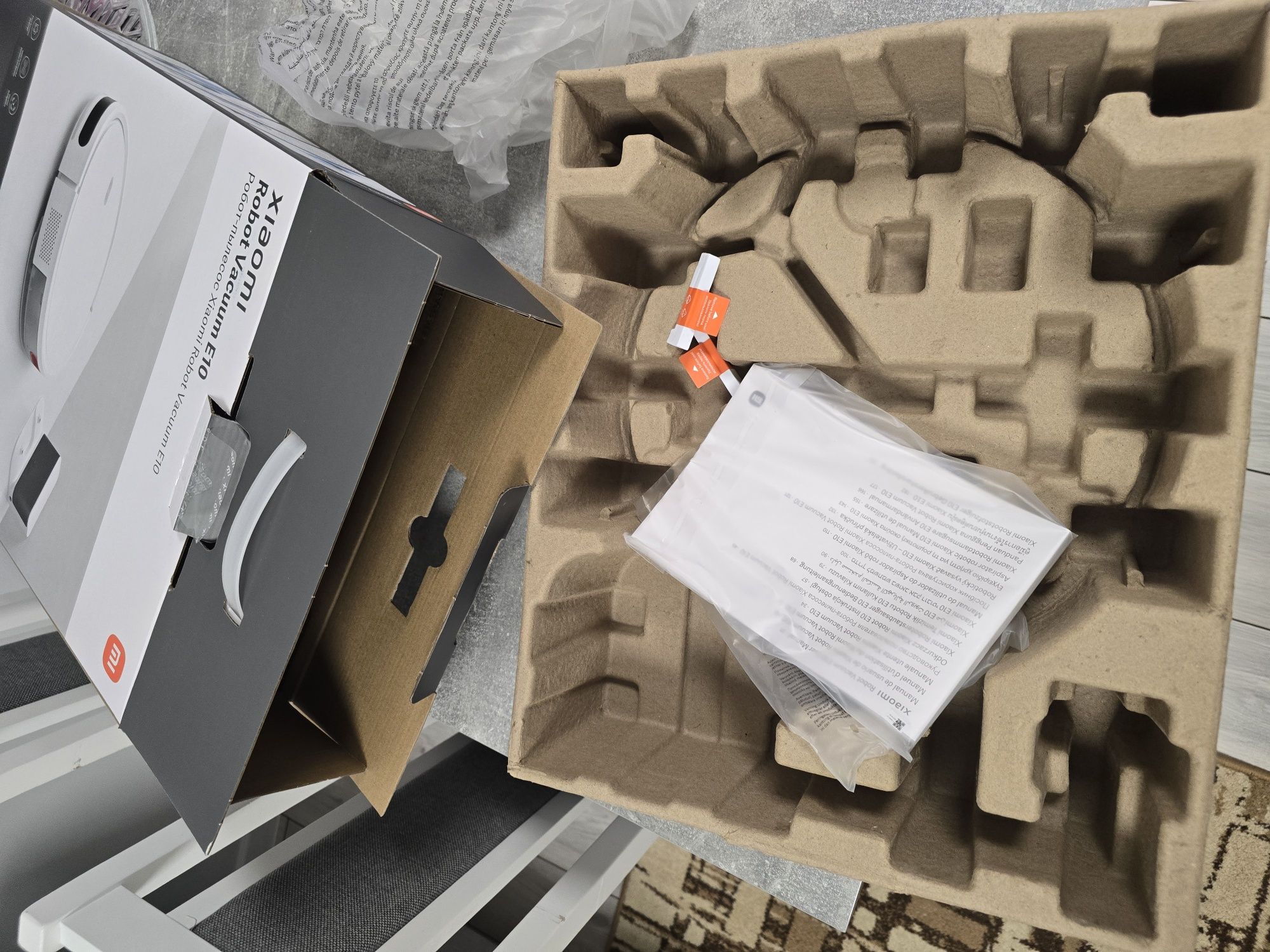 Pudełko wraz z instrukcjami Xiaomi Robot Vacuum E10