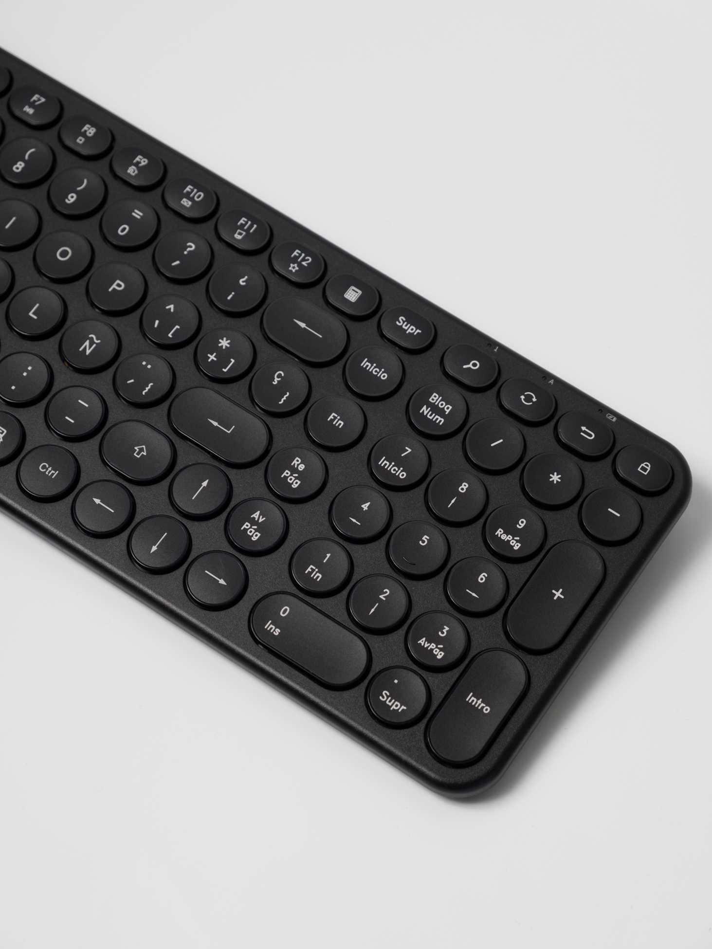 Teclado ESPANHOL com rato; sem fio.