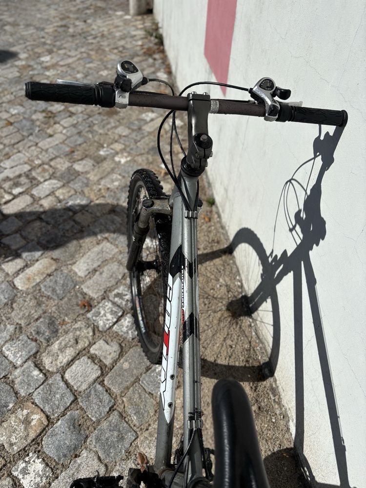 Bicicleta btt usada com pouco a arranjar