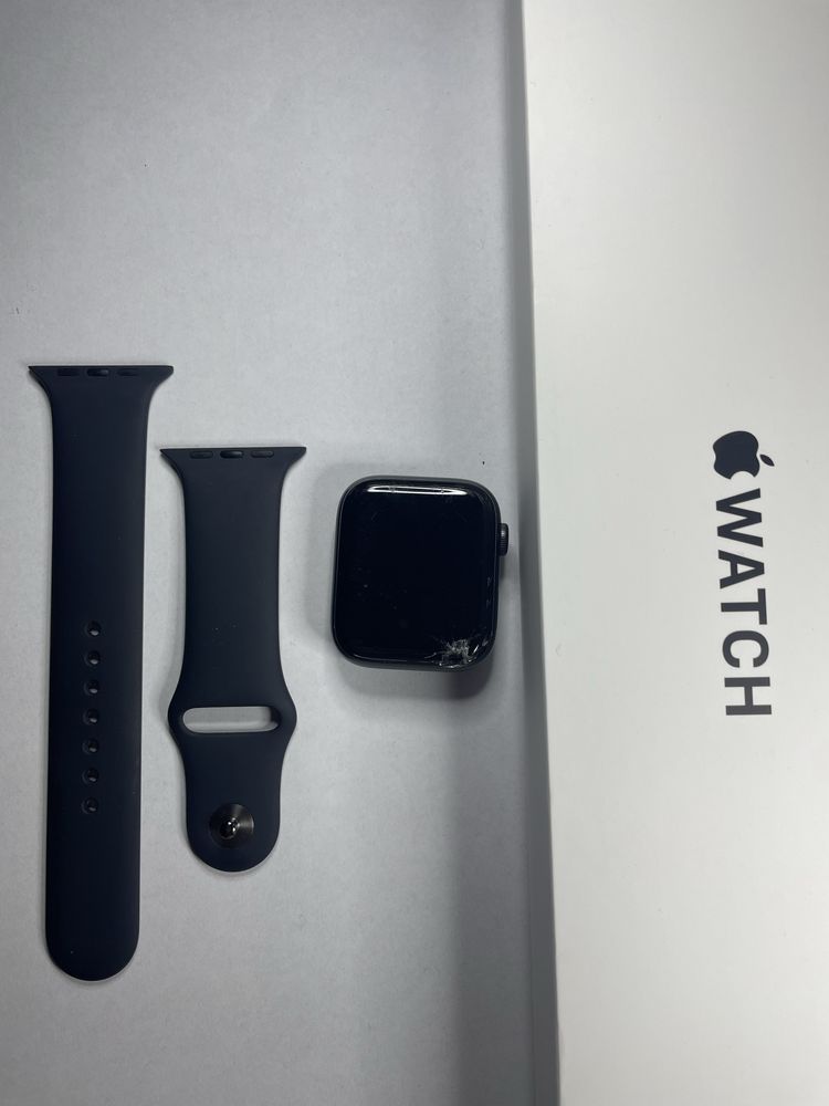 Apple Watch SE 44mm - uszkodzona szybka