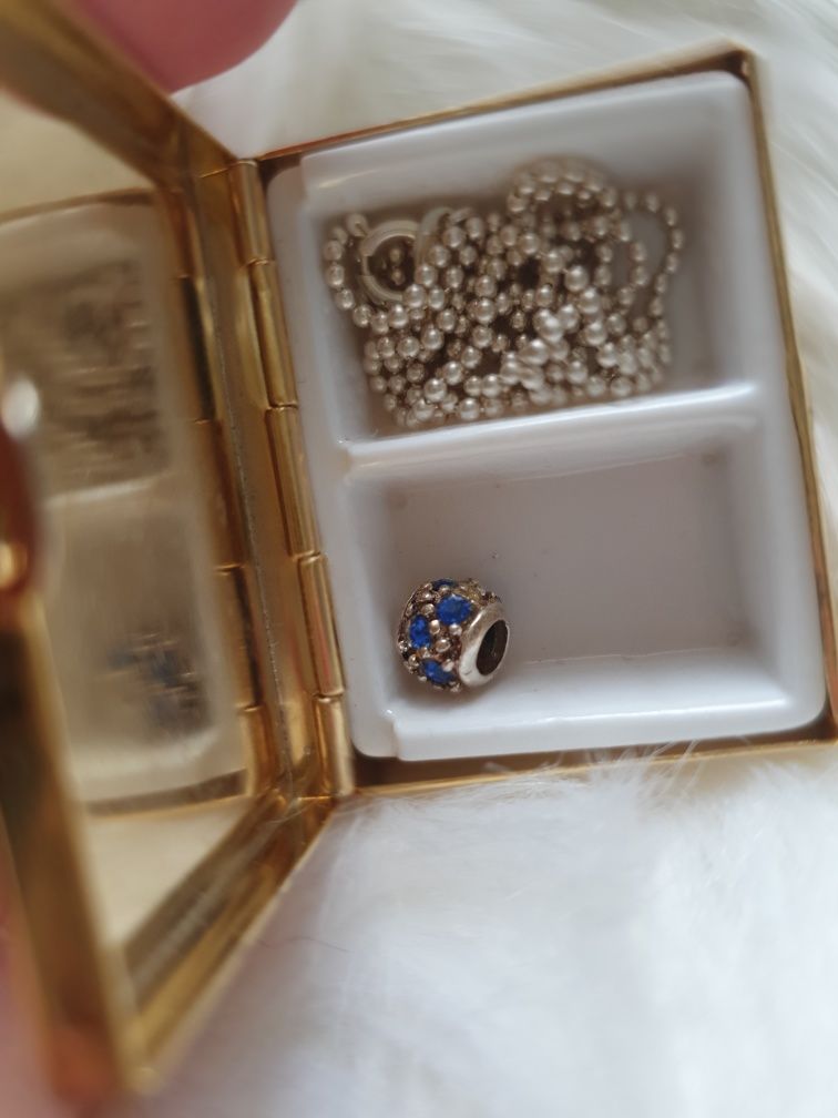 Srebrny naszyjnik kuleczki z zawieszką charms niebieska perełki