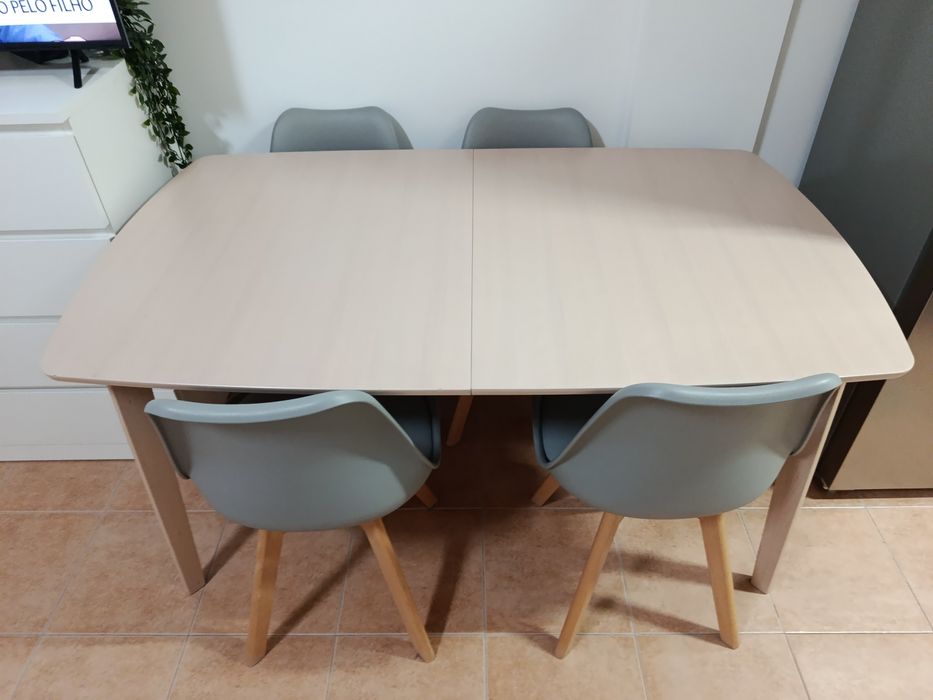 Mesa com 4 cadeiras