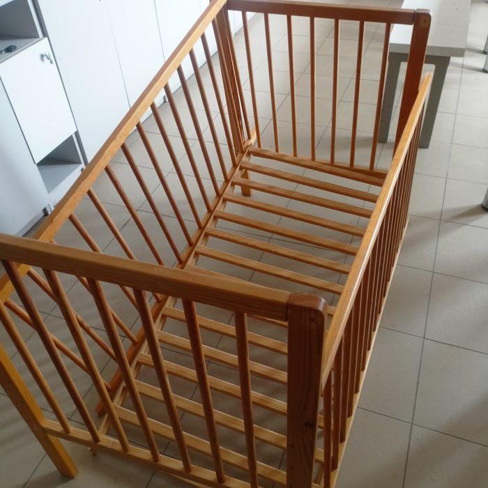 ŁÓŻECZKO DZIECIĘCE drewniane  stan igła ,dywan chodnikowy za darmo !