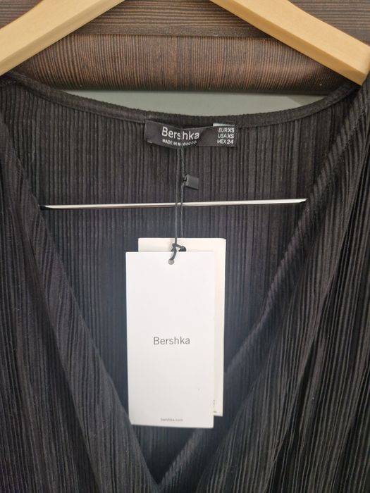 Czarna sukienka midi Bershka XS 34 kobieca seksowna zmysłowa  modna