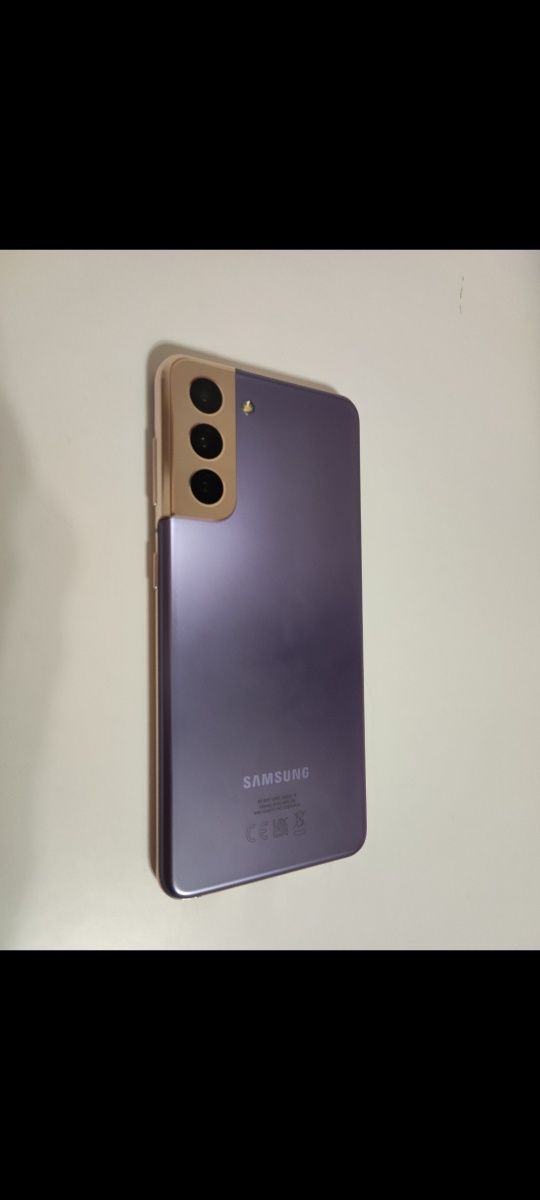 Samsung Galaxy S21 (8/128gb) +5 чохлів