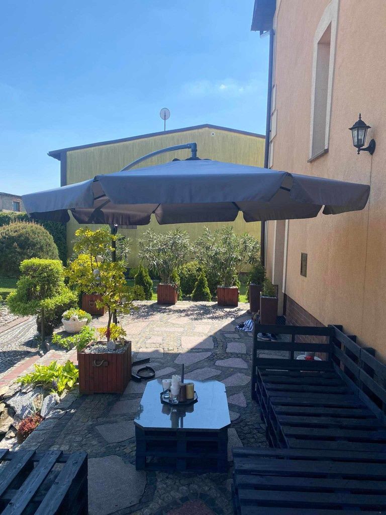 Nowy duży parasol z podstawą