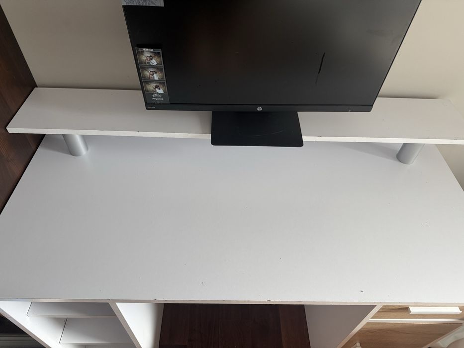 Biurko w kolorze białym