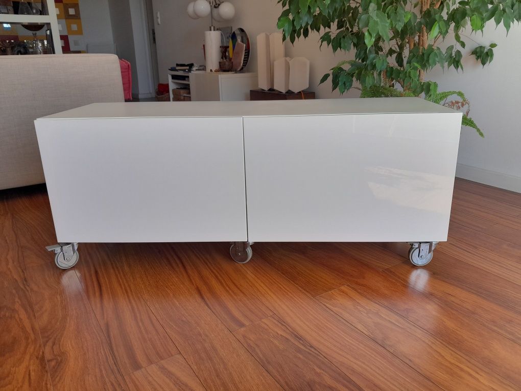 Móvel BESTÅ da Ikea com rodas