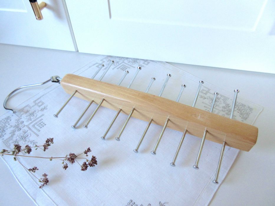 Drewniany  wieszak na paski  krawaty apaszki