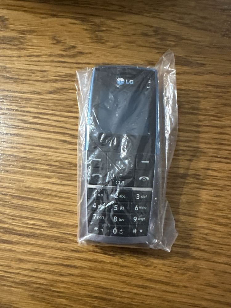 Telefon komprkowy LG KG130 nowy, nieuzywany