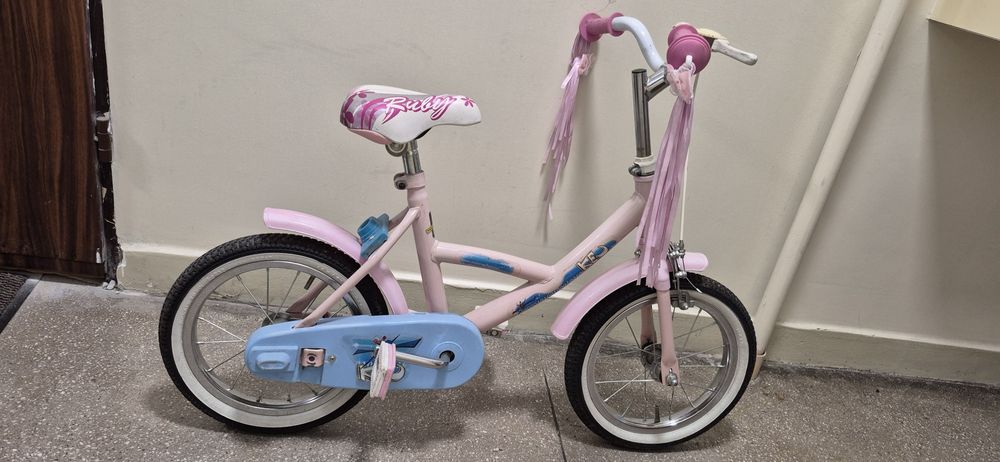 Rower dla dziewczynki z kółkami bocznymi.