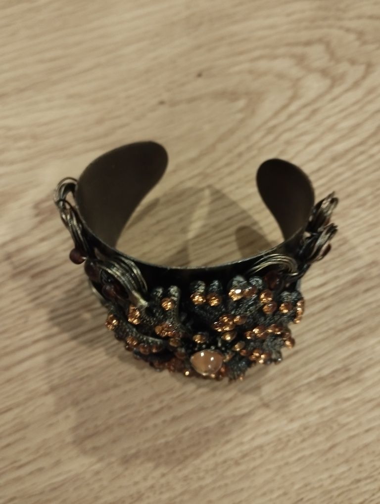 Bracelete com brilhantes cor-de-laranja