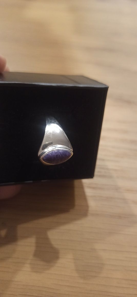 Anel em prata com pedra charoíta