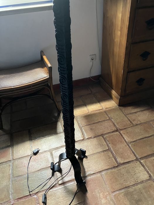 Candeeiro em ferro com coluna trabalhada