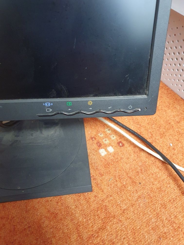 Monitor LCD IBM 19" VGA RGB DVI sprawny działa stopa obrotowa regulowa