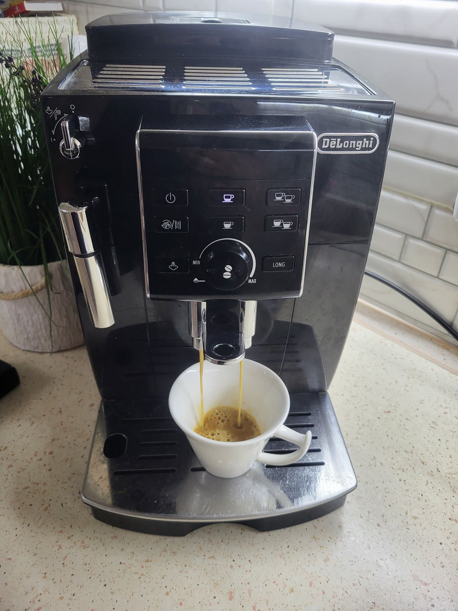 кавовамашинка  Delonghi гарно робить каву.