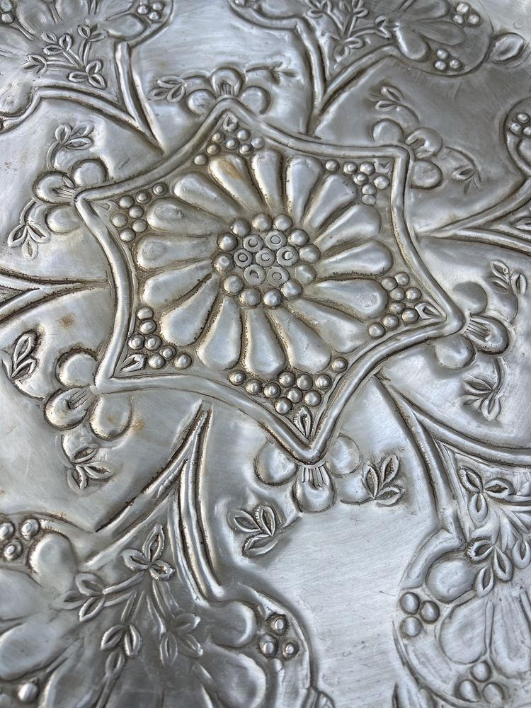 Piękna wytlaczana taca kolor oksydowane srebro dwie tace