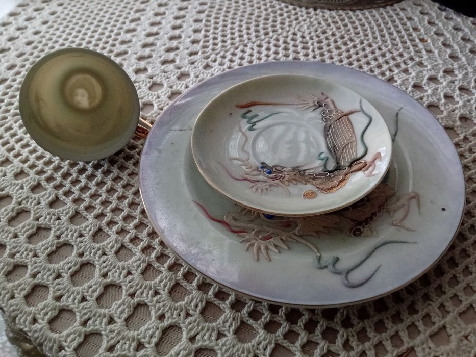 Chávena para café,  com pires e prato para bolo ou torrada.