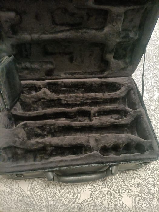 Vende-se estojo para dois clarinetes Selmer