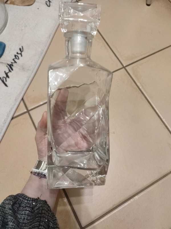 masywna, ciężka karafka ze szczelnie zamykanym korkiem.