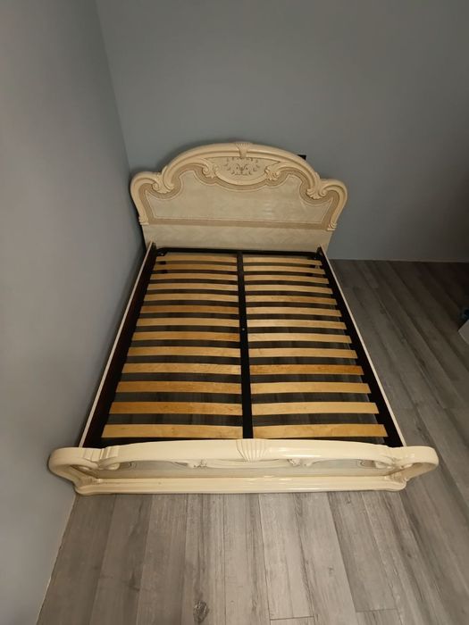 Продається комплект у спальню