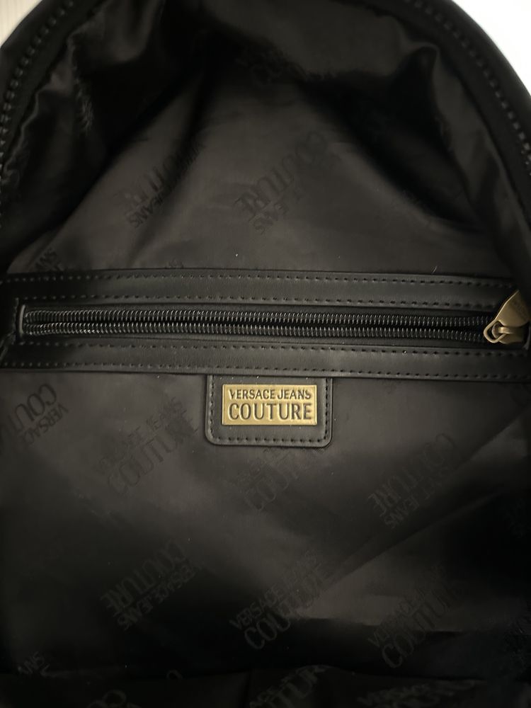 Czarny plecak Versace Jeans Couture ze złotymi dodatkami