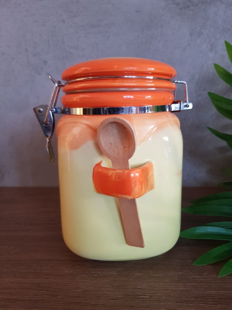 Ozdobny malowany kolorowy kwiaty na ciastka z łyżeczką drewnianą
