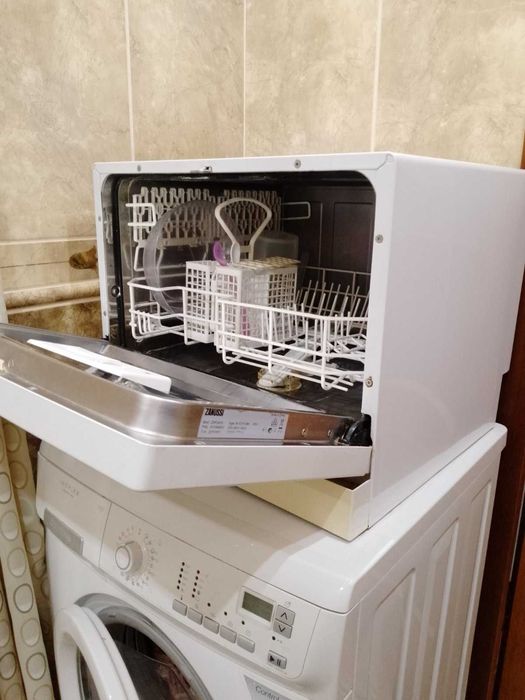 Настольная посудомойка Zanussi ZSF2415 отлично моет. Полностью рабочая