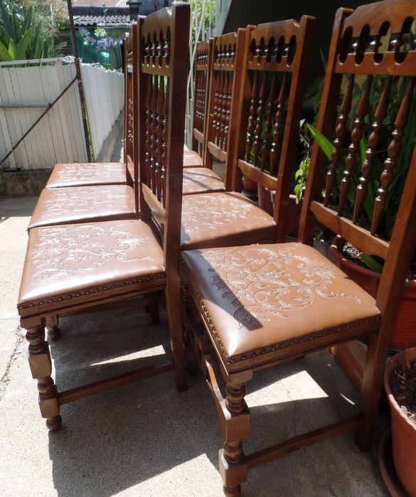 8 Cadeiras em Madeira com o Tampo em Couro