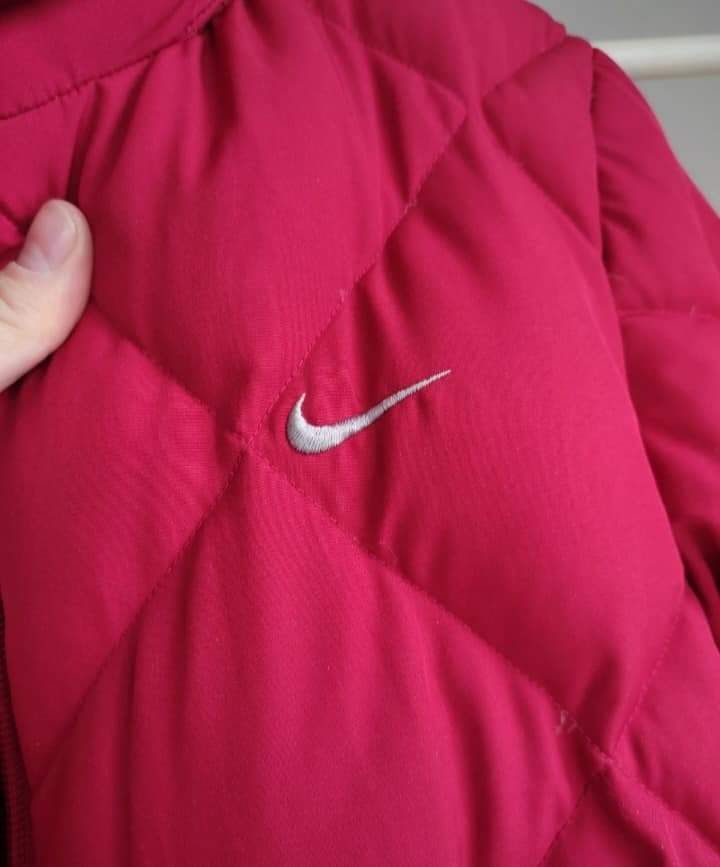 Czerwona puchowa kurtka Nike puffer, pikowana
Vintage, 90's