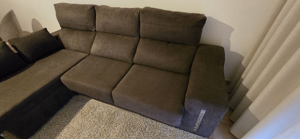 Sofá chaise longue castanho