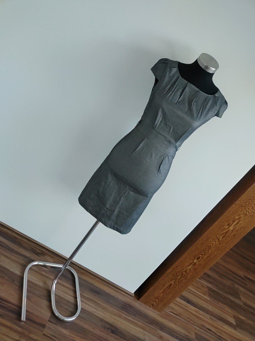Szara biurowa ołówkowa sukienka do pracy XS 34