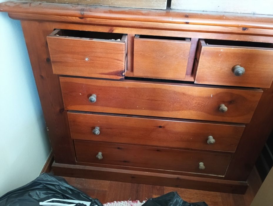 Comoda em madeira maciça com 3 gavetas grandes e 3 pequenas.
